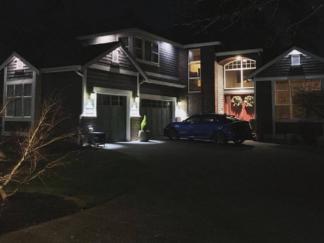 Elegant warm white permanent roofline lighting